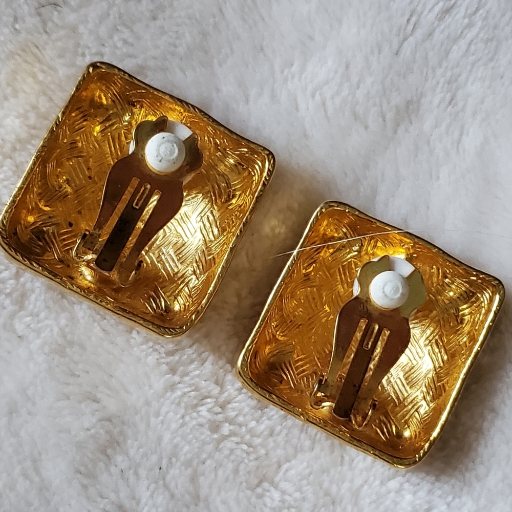 4pc Vintage gold tone & black jewelry lot - Picture 7 of 13